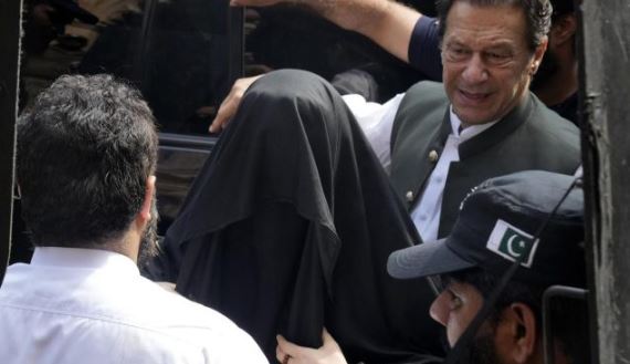 'भ्रष्टाचार मामले में पाकिस्तान के पूर्व पीएम इमरान खान, पत्नी बुशरा को जेल की सजा | '